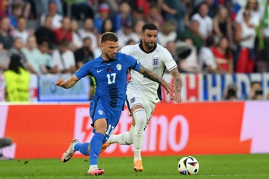 Anh chia điểm với Slovenia, cùng tiến vào vòng knock-out