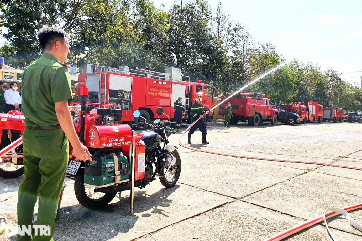 Công an Quảng Nam tiếp nhận 2 xe mô tô phòng cháy chữa cháy - 3 Công an Quảng Nam tiếp nhận 2 xe mô tô phòng cháy chữa cháy - 3
