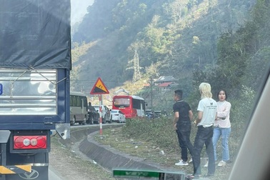 Mộc Châu đón trăm nghìn lượt khách du xuân, tắc đường 2-3 tiếng