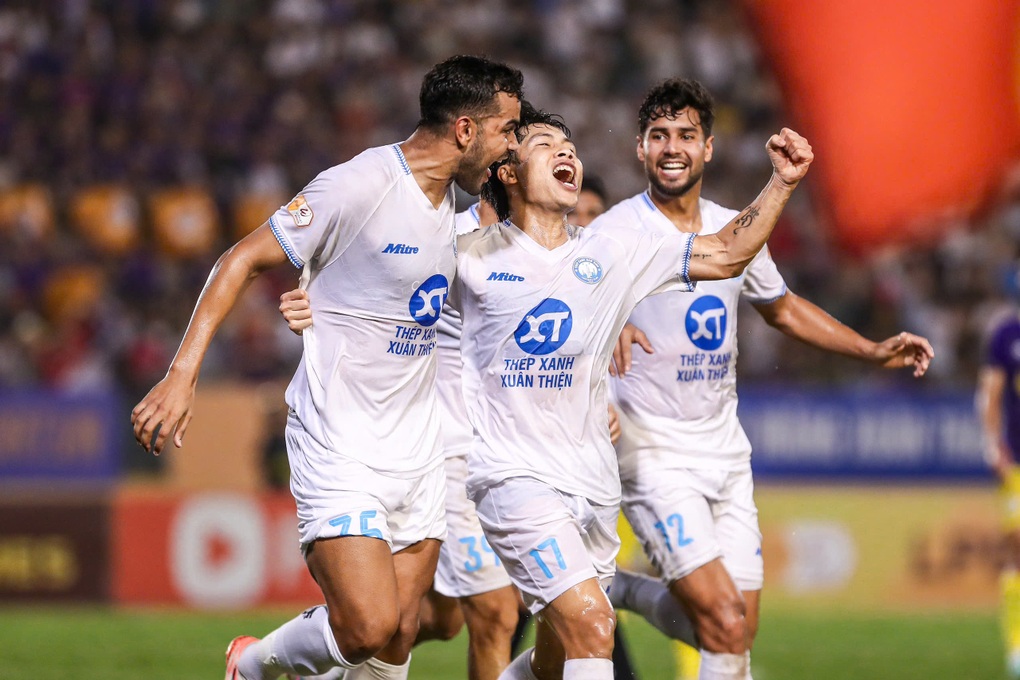 CLB Nam Định thắng đậm Hà Nội FC, xây chắc ngôi đầu V-League - 3 CLB Nam Định thắng đậm Hà Nội FC, xây chắc ngôi đầu V-League - 3