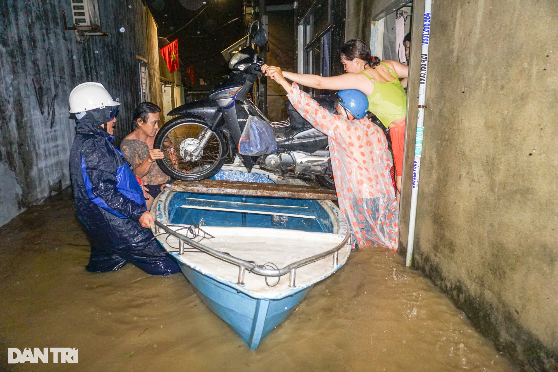 Nước dâng cao trong đêm, người dân Đà Nẵng gom đồ chạy lụt - 7 Nước dâng cao trong đêm, người dân Đà Nẵng gom đồ chạy lụt - 7