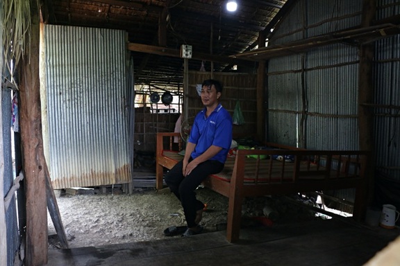 Nhà cháy rụi, vợ bỏ đi, người đàn ông nuôi con trong căn chòi tạm