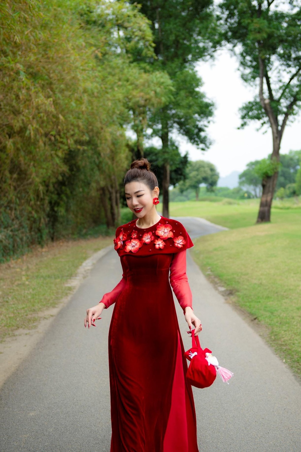 MC Nguyễn Hải Anh rực rỡ trên sân golf với bộ ảnh áo dài đón tết cổ truyền - 9 MC Nguyễn Hải Anh rực rỡ trên sân golf với bộ ảnh áo dài đón tết cổ truyền - 9