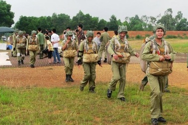 Xem nữ biệt kích dù Hà Nội huấn luyện đổ bộ đường không 