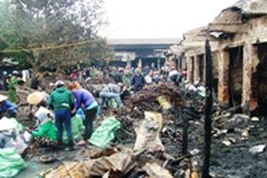 Nhanh chóng xây dựng lại ki-ốt bị cháy ở chợ Ba Đồn