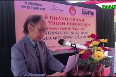 Tổng Biên tập báo Dân trí Phạm Huy Hoàn, Giám đốc Quỹ Khuyến học Việt Nam phát biểu và cùng các đại biểu cắt băng khánh thành phòng học.