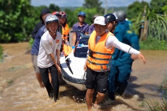 Băng qua lũ dữ cứu dân Lâm Đồng, đội 86 ba lần lật mô tô nước