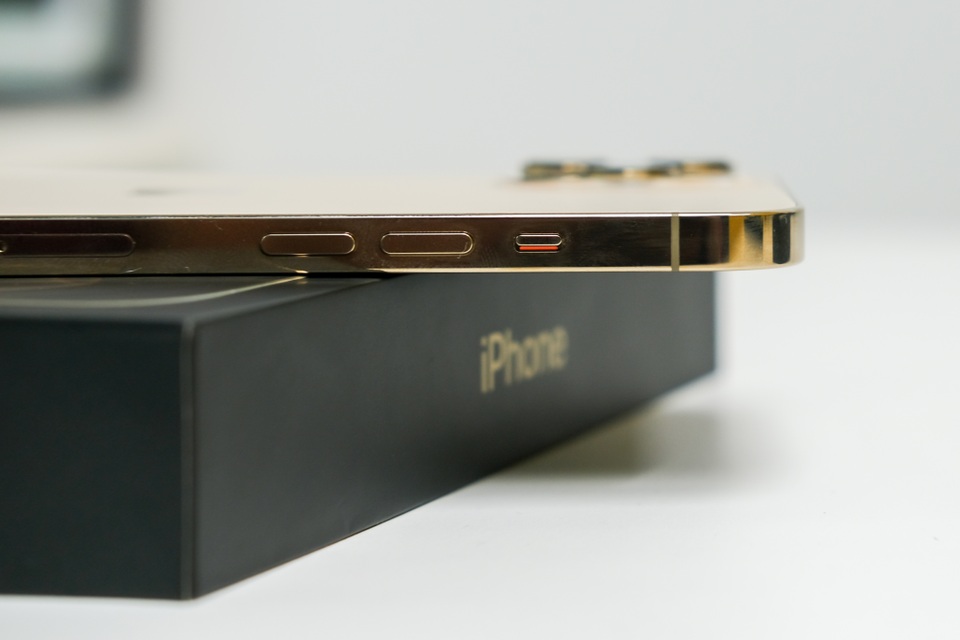 Trên tay iPhone 12 Pro Max đầu tiên tại Việt Nam, giá 53 triệu đồng - 2 Trên tay iPhone 12 Pro Max đầu tiên tại Việt Nam, giá 53 triệu đồng - 2