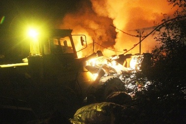 Huy động cả xe ủi dập đám cháy cực lớn trong đêm