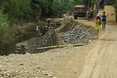 Quảng Bình: Dân bức xúc vì công trình xây kè “nuốt” dòng chảy!