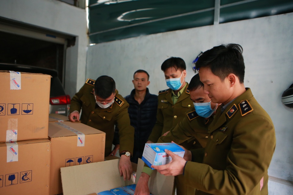 Phát hiện một người Trung Quốc thu gom 50 thùng khẩu trang tại Hà Nội - 4 Phát hiện một người Trung Quốc thu gom 50 thùng khẩu trang tại Hà Nội - 4