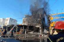 Cửa hàng kinh doanh đồ điện tử bốc cháy ngùn ngụt