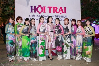 Hoa hậu Ngọc Hân mang BST áo dài về thăm trường cũ