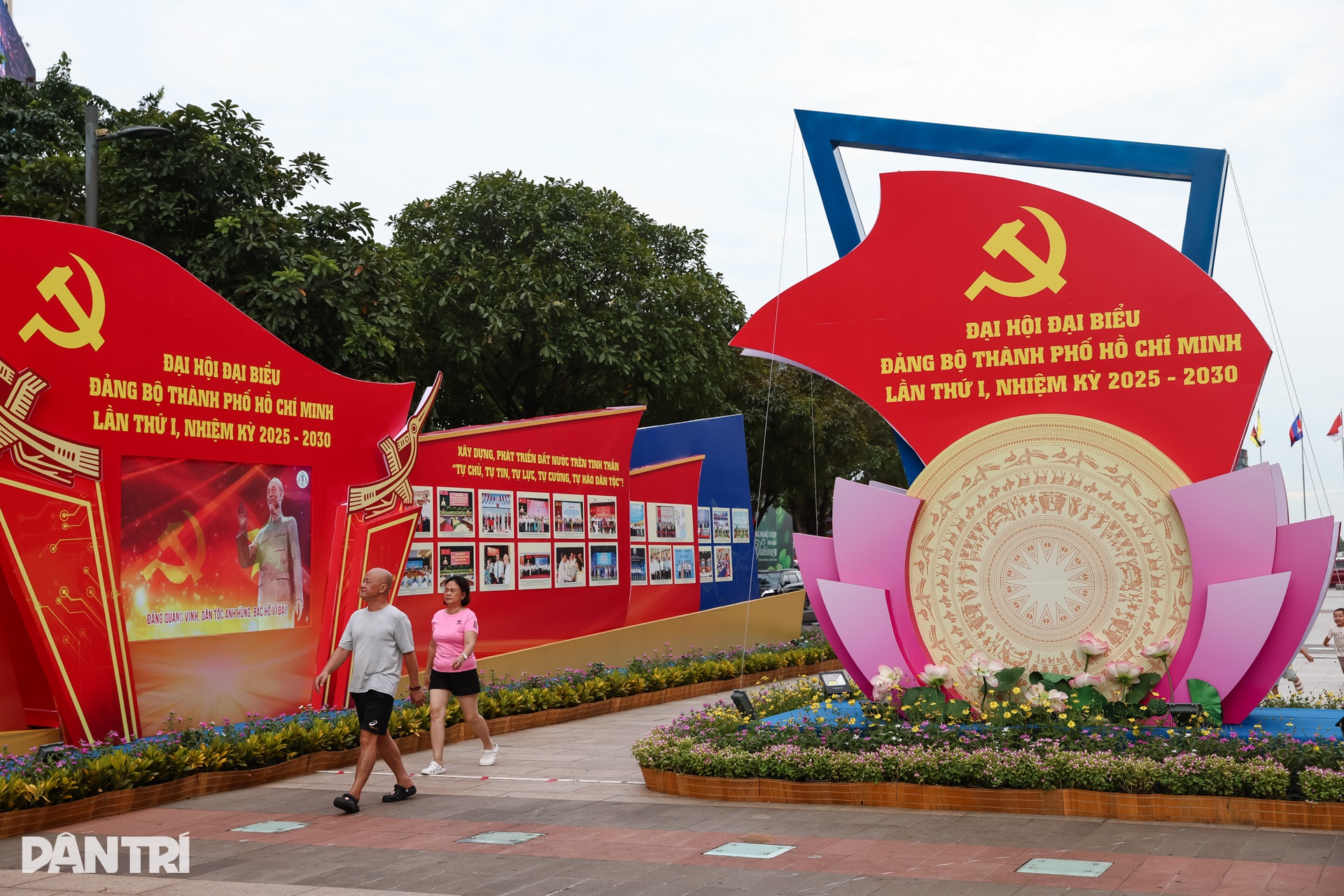 Dấu ấn các kỳ Đại hội Đảng bộ TPHCM giữa lòng phố đi bộ Nguyễn Huệ - 1