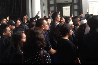 Hàng nghìn cánh tay bạn trẻ tiễn biệt ca sĩ Trần Lập