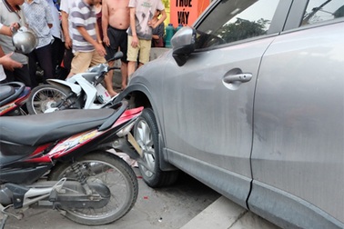 Hà Nội: Ô tô tông hàng loạt xe máy, nhiều người bị thương