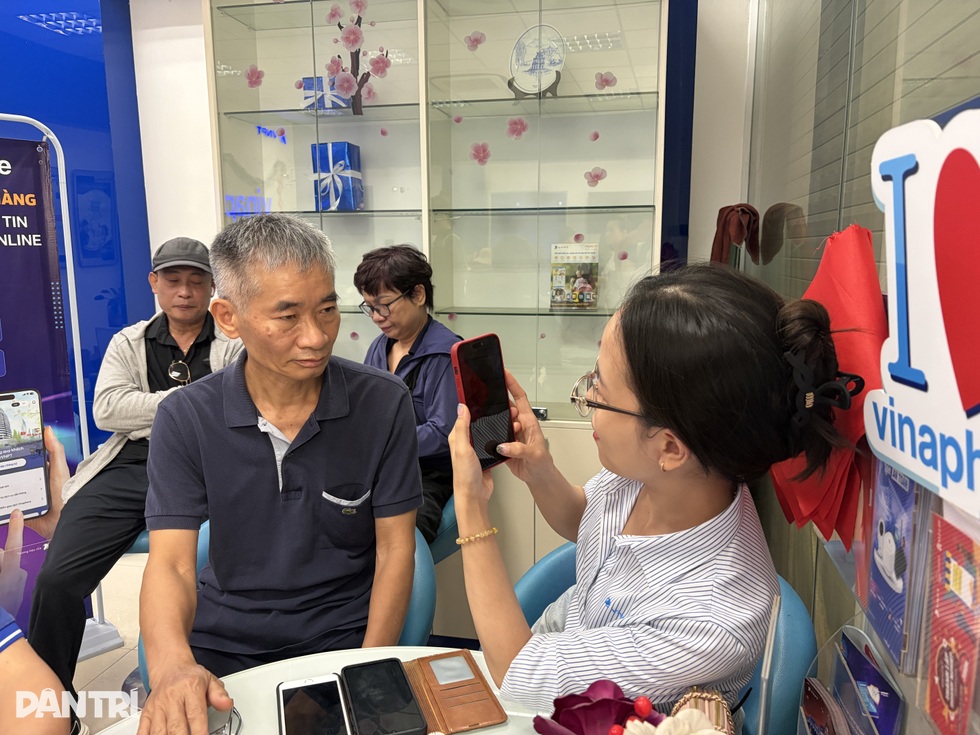 Người già loay hoay giữ số điện thoại đã gắn bó hàng chục năm - 10