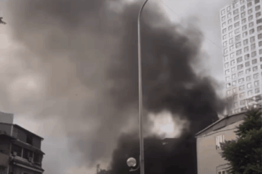 Nhà dân bốc cháy ngùn ngụt ở Hà Nội trong giờ cao điểm