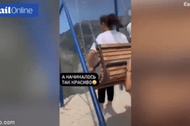 Khoảnh khắc đứt xích đu, du khách rơi xuống vách núi cao gần 2.000 m ở Nga