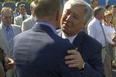 Chính trường Ukraine xôn xao vì một cái ôm