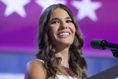 Nhan sắc xinh đẹp gây sốt của cháu gái ruột ông Donald Trump