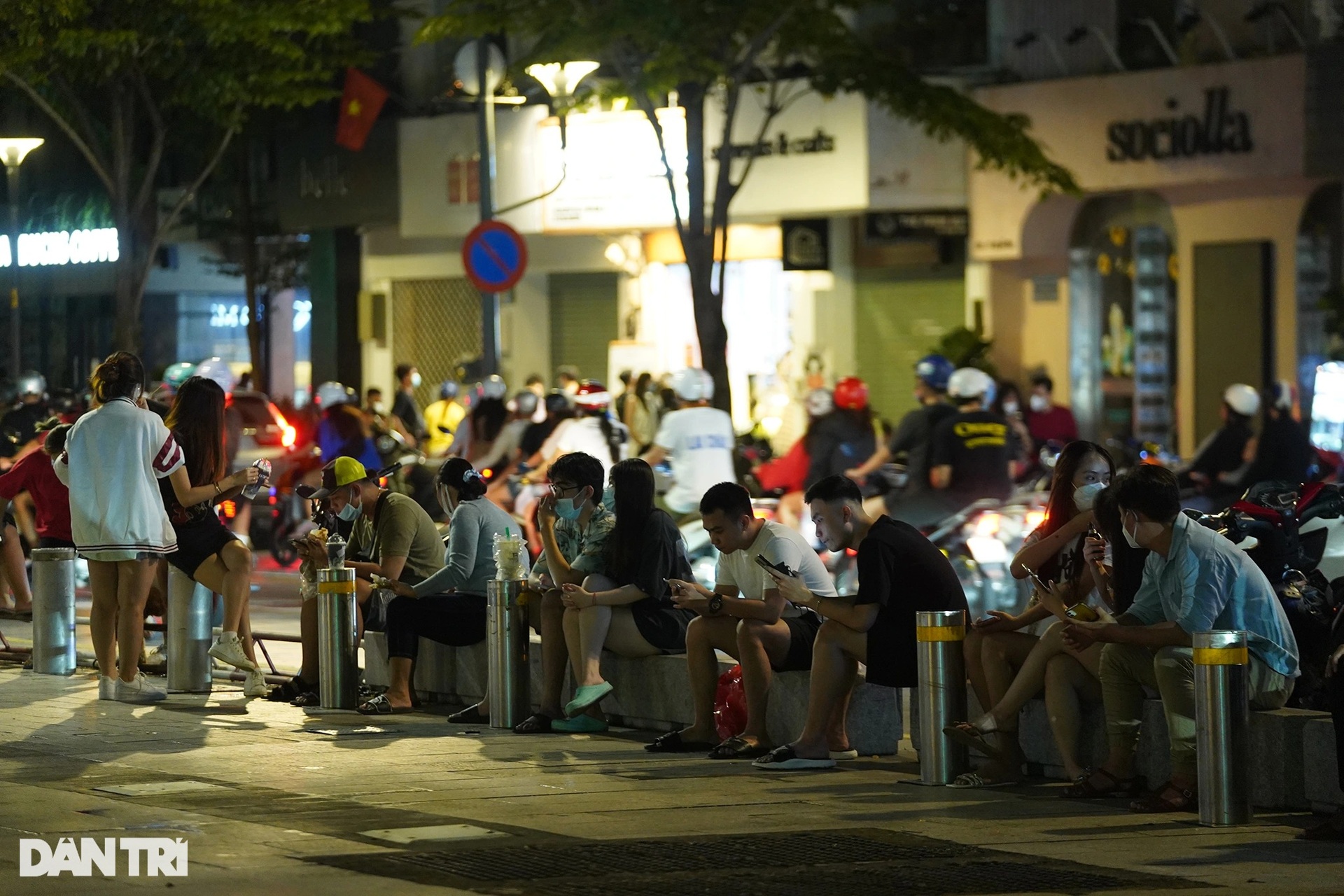 Phố đi bộ Nguyễn Huệ nhộn nhịp ngày cuối tuần khi TPHCM mở cửa - 12