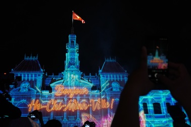 Người dân thích thú xem 3D Mapping mừng 50 năm thành phố mang tên Bác