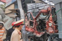 Xe ben tông sập tường nhà xưởng, tài xế mắc kẹt bên trong cabin