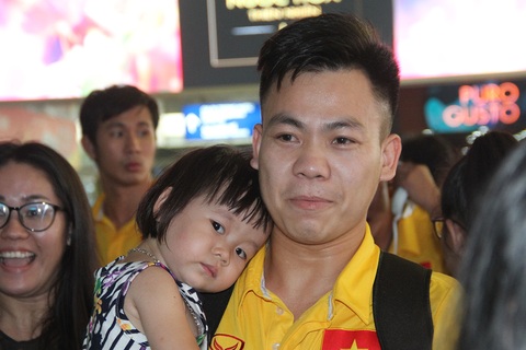 Các thành viên đội tuyển futsal Việt Nam hạnh phúc bên gia đình khi về nước