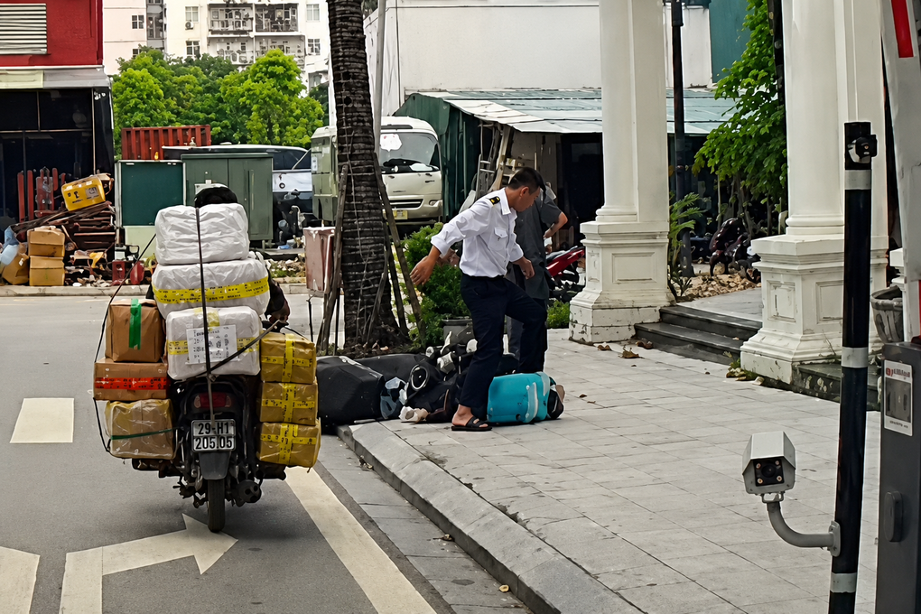 Chủ tịch Hà Nội chỉ đạo xử lý vụ tài xế bị bảo vệ khu đô thị hành hung - 1