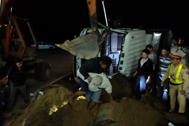 Đào đất cứu tài xế mắc kẹt trong chiếc xe lật nghiêng