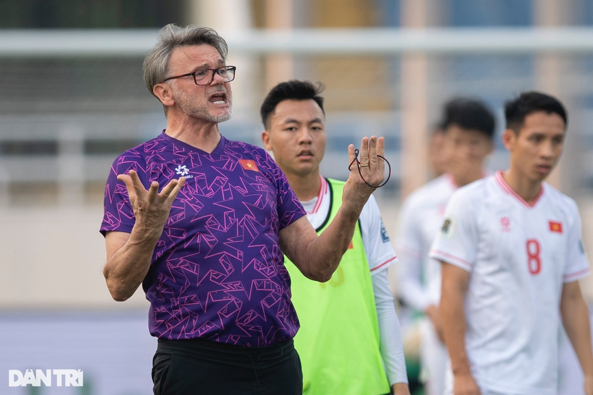 HLV Troussier căng thẳng, liên tục dừng buổi tập của tuyển Việt Nam - 6 HLV Troussier căng thẳng, liên tục dừng buổi tập của tuyển Việt Nam - 6