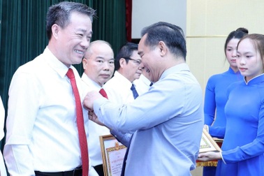 Chủ tịch TPHCM trao Huy hiệu Đảng cho 165 đảng viên