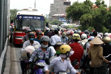 Cầu Đuống kẹt cứng vì "sự cố" tại cầu phao