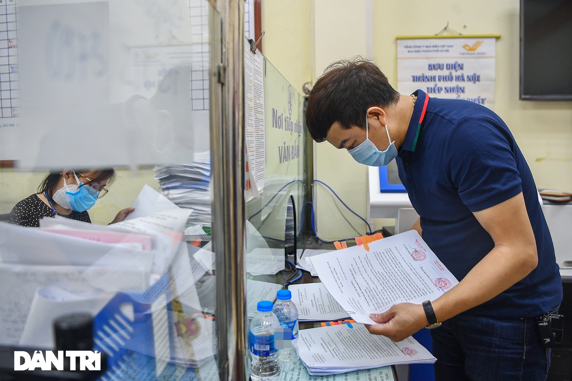 Xuyên đêm chờ ở trụ sở UBND phường làm thủ tục cấp giấy đi đường - 10 Xuyên đêm chờ ở trụ sở UBND phường làm thủ tục cấp giấy đi đường - 10