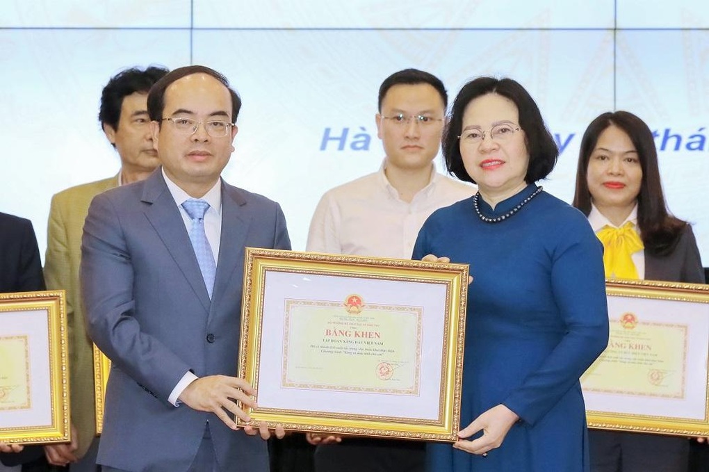 Bộ Giáo dục và Đào tạo vinh danh đóng góp của Petrolimex trong Sóng và máy tính cho em - 1 Bộ Giáo dục và Đào tạo vinh danh đóng góp của Petrolimex trong Sóng và máy tính cho em - 1