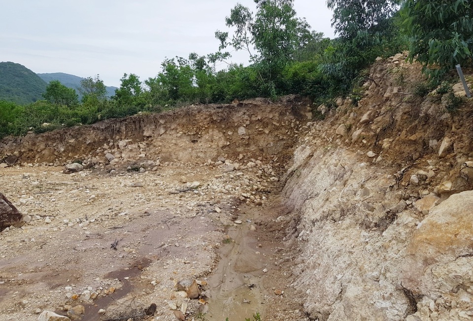 Bạt núi, san nền trái phép dưới chân núi Cô Tiên Nha Trang - 4 Bạt núi, san nền trái phép dưới chân núi Cô Tiên Nha Trang - 4