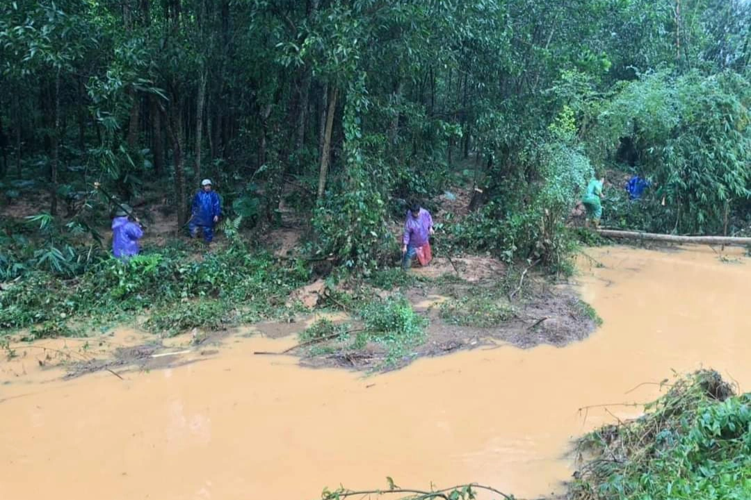 Hàng trăm người xuyên đêm băng rừng, lội suối tìm nạn nhân bị lũ cuốn - 1