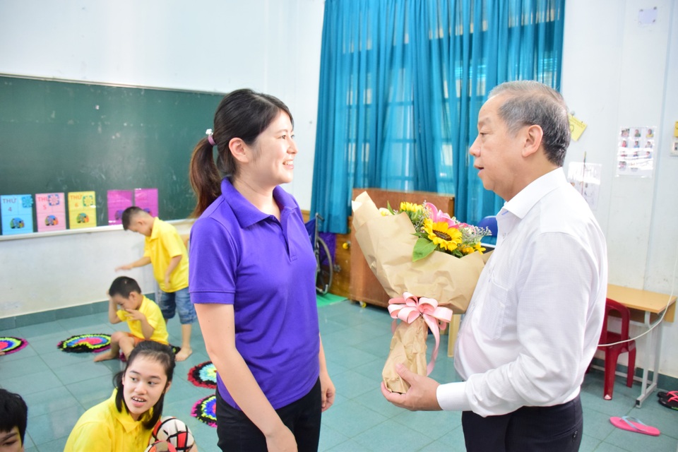 Chủ tịch tỉnh Thừa Thiên Huế thăm giáo viên lớp học tình thương - 7 Chủ tịch tỉnh Thừa Thiên Huế thăm giáo viên lớp học tình thương - 7