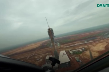 Khoảnh khắc máy bay hiệu chuẩn nghiêng cánh chào Tháp không lưu Long Thành