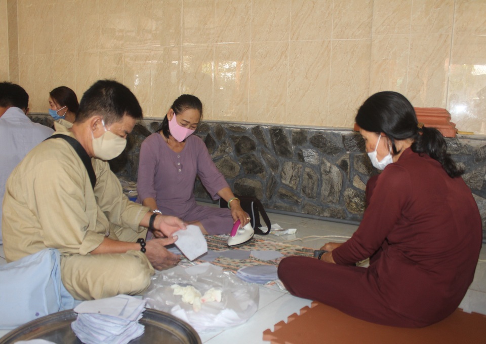 Phật tử Bạc Liêu may hàng ngàn khẩu trang từ thiện giữa mùa dịch Covid-19 - 1 Phật tử Bạc Liêu may hàng ngàn khẩu trang từ thiện giữa mùa dịch Covid-19 - 1