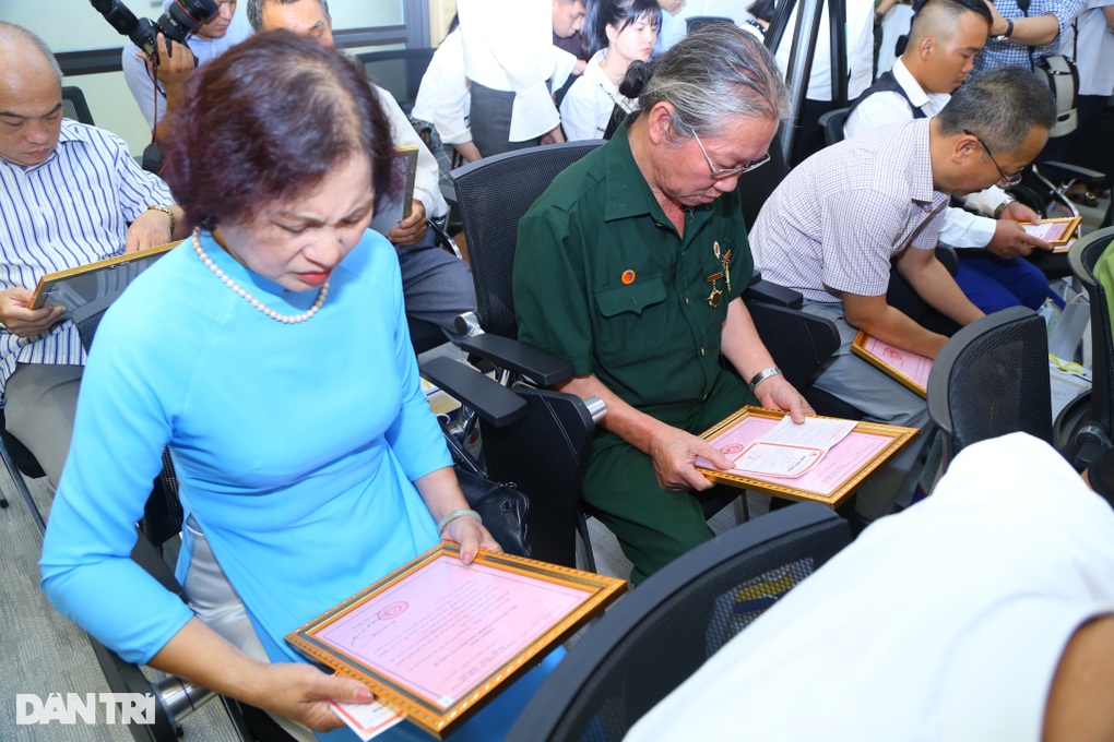 Thân nhân 12 liệt sĩ xúc động nhận kết quả giám định ADN - 5