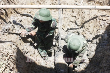 Quả bom nặng 150kg nằm dưới ruộng lúa