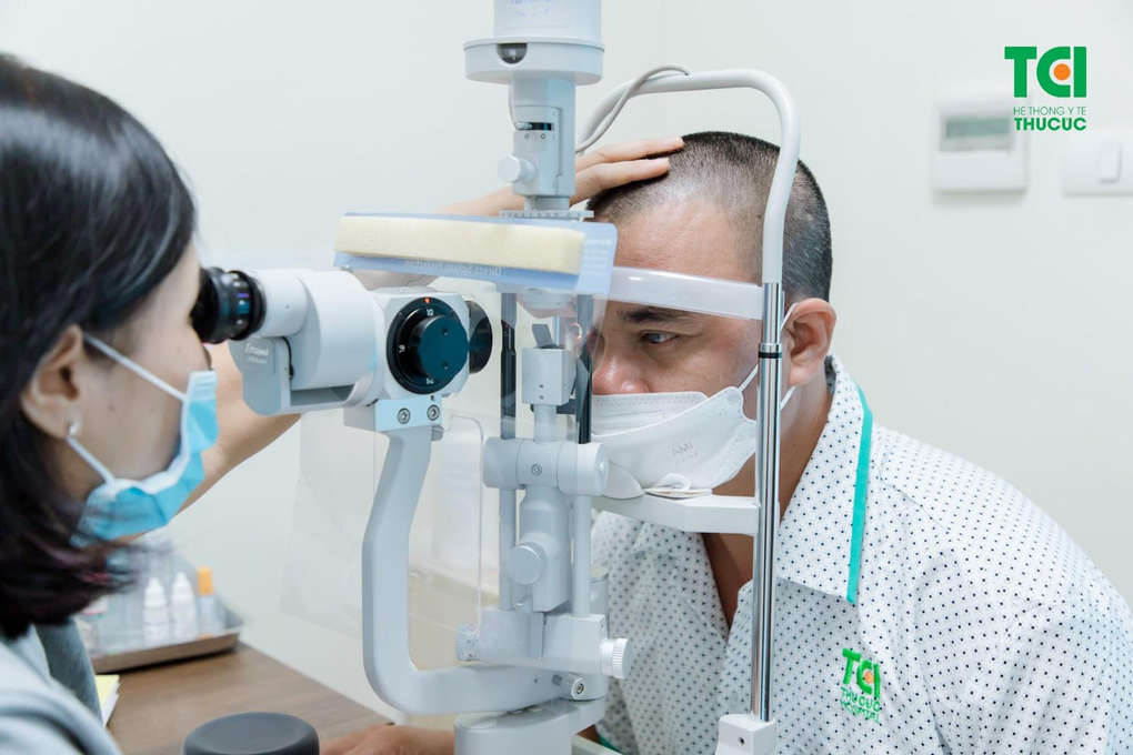 Bị đục thủy tinh thể nặng ở tuổi ngoài 40 vì lý do chủ quan - 1 Bị đục thủy tinh thể nặng ở tuổi ngoài 40 vì lý do chủ quan - 1