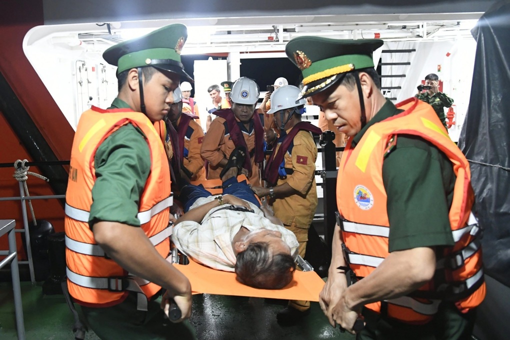 Một thuyền trưởng phát tín hiệu cầu cứu khẩn cấp trên biển - 1 Một thuyền trưởng phát tín hiệu cầu cứu khẩn cấp trên biển - 1