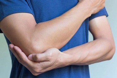 Vì sao bạn bị "điện giật" khi khủyu tay vô tình chạm vào vật cứng