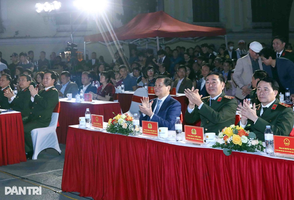 Hà Nội: Đêm nhạc Cảnh vệ Công an nhân dân - 70 mùa hoa chiến công - 1 Hà Nội: Đêm nhạc Cảnh vệ Công an nhân dân - 70 mùa hoa chiến công - 1