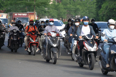 Nhiều tuyến đường Hà Nội đông đúc xe cộ ngày đầu tuần