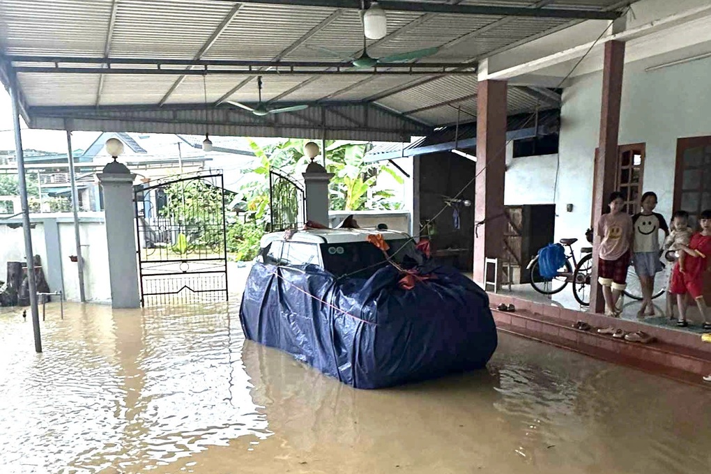 Nước lũ bủa vây, người Thái Nguyên lấy bạt bọc ô tô, trắng đêm sơ tán - 2