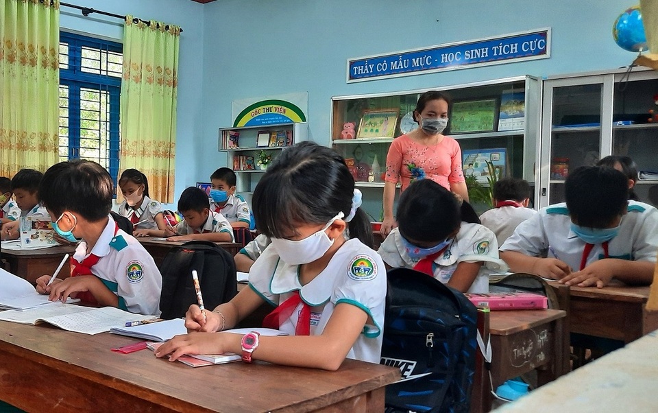 Trại gà sát trường học, giáo viên và học sinh bị “tra tấn” vì mùi hôi - 3 Trại gà sát trường học, giáo viên và học sinh bị “tra tấn” vì mùi hôi - 3